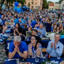 Bendrai vakarienei susirinko beveik tūkstantis mėlynai pasipuošusių miestiečių