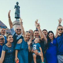 Teatro aikštė nusidažė mėlyna spalva