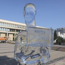Ledo skulptūra turi klausimą Seimui – „Ar tu skaidrus“?
