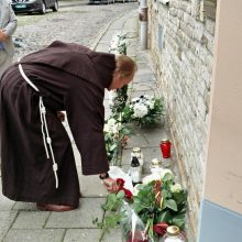 Žmonės reiškia solidarumą dėl žuvusiųjų per ataką Nicoje