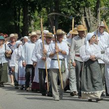 Oninių šventė ir moterų kilnojimas į orą sužavėjo ir kinus