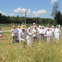 Oninių šventė ir moterų kilnojimas į orą sužavėjo ir kinus