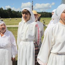 Oninių šventė ir moterų kilnojimas į orą sužavėjo ir kinus