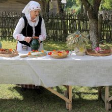 Oninių šventė ir moterų kilnojimas į orą sužavėjo ir kinus