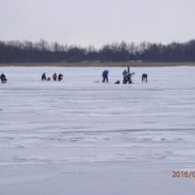 Kuršių marių ledą okupuoja žvejai