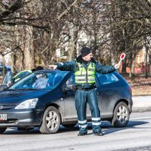 Kovo 8-ąją – su gėlėmis iš policininkų rankų