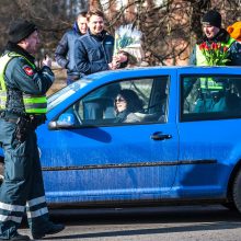 Kovo 8-ąją – su gėlėmis iš policininkų rankų