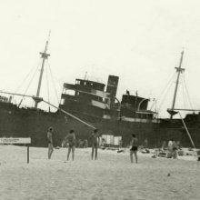 Pramoga: 1970 metais ir vėliau Smiltynės paplūdimyje buvo įprasta degintis šalia laivo liekanų.