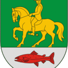 Etalonas: Priekulės herbas atitinka lietuvišką standartą, kai pavaizduotas žirgas ir žuvis. 