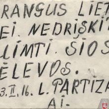 Stasės Voverytės raštelis, pritvirtintas prie Lietuvos trispalvės, kurį ji 1953 m. vasario 16 d. iškėlė ant kryžiaus Sarapiniškių kaimo kryžkelėje Daugų rajone