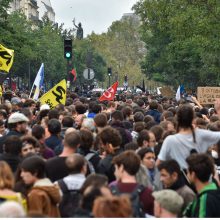 Paryžiuje per demonstraciją sužeistas protestuotojas ir penki policijos pareigūnai