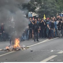 Paryžiuje per demonstraciją sužeistas protestuotojas ir penki policijos pareigūnai