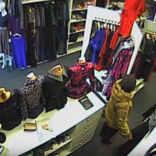 Nufilmuota, kaip moterys įžūliai apvogė pardavėją