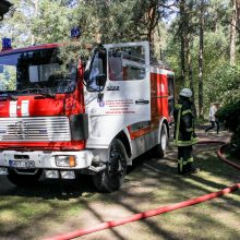 Kulautuvoje degė namas, garažas ir automobilis