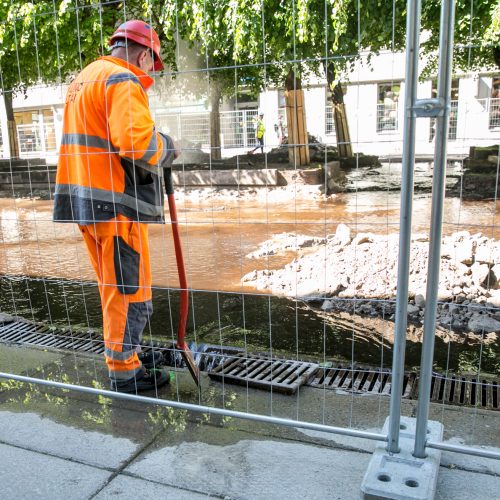 Prakirstas vandens vamzdis Laisvės al.  © Vilmanto Raupelio / Krisčio Balčiūno nuotr.