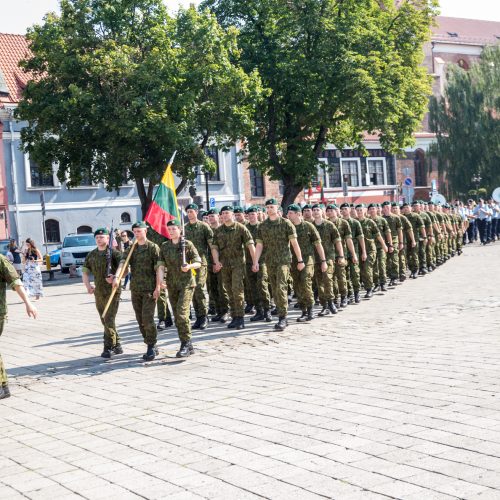 Istorinės Prezidentūros kiemelyje prisiekė leitenantai  © Vilmanto Raupelio nuotr.