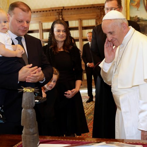 S. Skvernelį su šeima priėmė popiežius  © Scanpix nuotr.