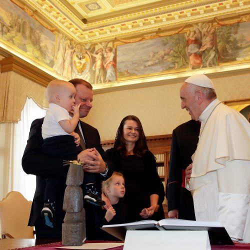 S. Skvernelį su šeima priėmė popiežius  © Scanpix nuotr.