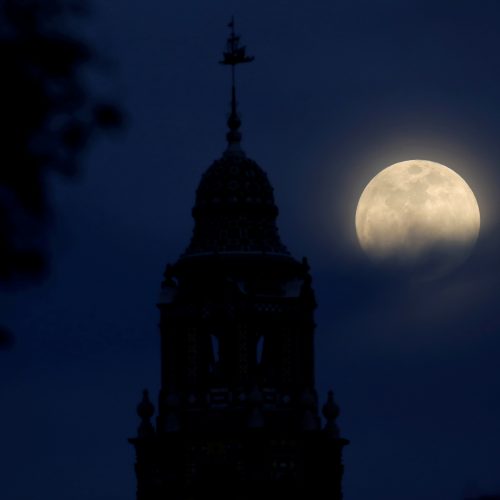 Pasaulis stebėjo Mėlynąjį mėnulį  © Scanpix nuotr.