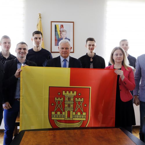 Meras pasveikino „Amber Queen“ tinklinio komandą  © Vytauto Petriko nuotr.