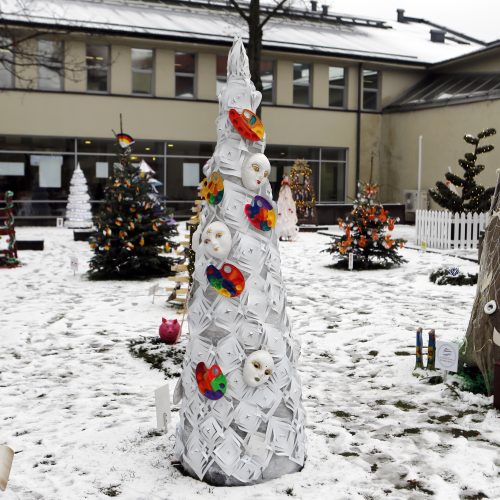 Eglutės I.Simonaitytės bibliotekos kiemelyje  © Vytauto Petriko nuotr.