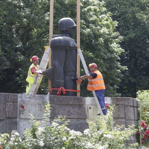 Klaipėdoje pradėti demontuoti sovietmečio paminklai  © Vytauto Liaudanskio nuotr.