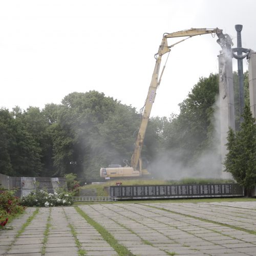 Klaipėdoje pradėti demontuoti sovietmečio paminklai  © Vytauto Liaudanskio nuotr.