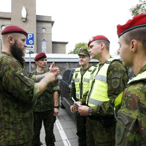 Nešdami kryžių kariai nužygiuos iš Klaipėdos į Kryžių kalną  © Vytauto Liaudanskio nuotr.