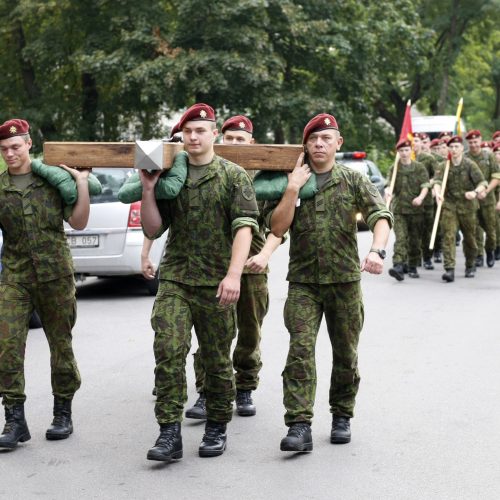 Nešdami kryžių kariai nužygiuos iš Klaipėdos į Kryžių kalną  © Vytauto Liaudanskio nuotr.