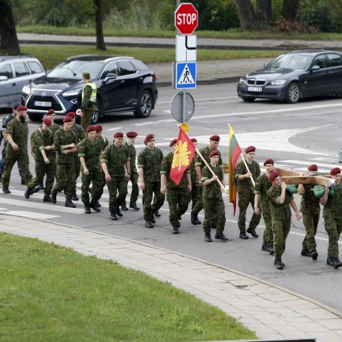 Nešdami kryžių kariai nužygiuos iš Klaipėdos į Kryžių kalną  © Vytauto Liaudanskio nuotr.