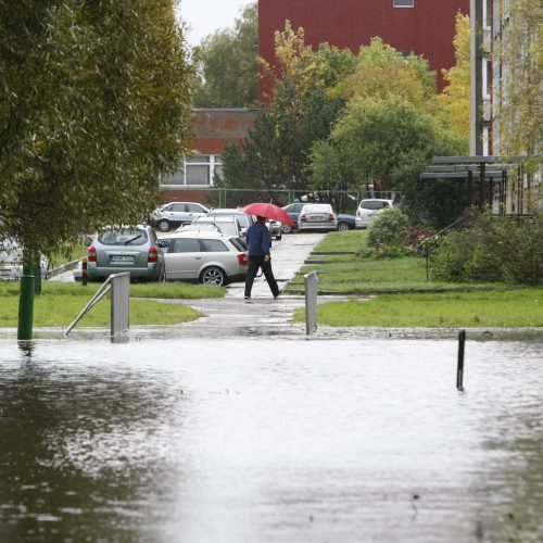 Į mokyklą – briste per vandenį  © Vytauto Liaudanskio nuotr.