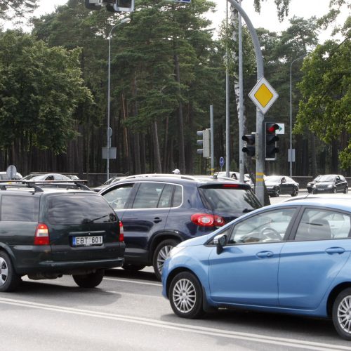 Keliuose į pliažus – automobilių spūstys  © Vytauto Liaudanskio nuotr.