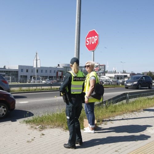 Prie Klaipėdos geležinkelio pervažų pareigūnai dalijo dovanas  © Vytauto Liaudanskio nuotr.