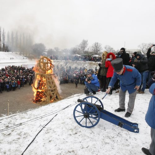 Klaipėdiečiai nenusižengė tradicijoms: per Užgavėnes išdykavo ir sudegino Morę  © Vytauto Liaudanskio nuotr.