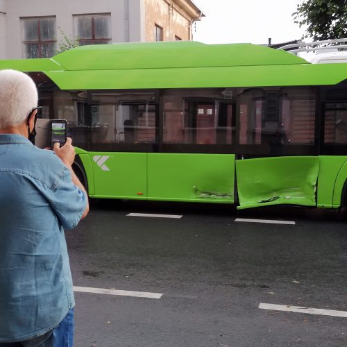 Rytinė „Opel“ ir troleibuso avarija Kauno centre  © Laimučio Brundzos nuotr.