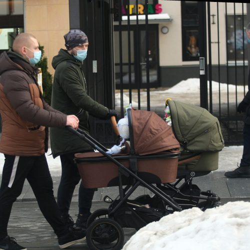 Atšilimas kauniečius išviliojo į Laisvės alėją  © Laimučio Brundzos nuotr.