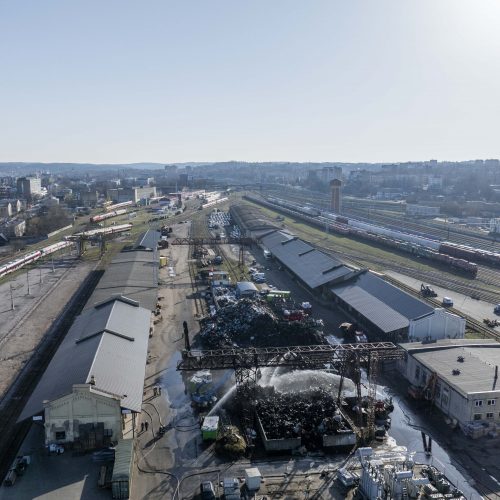 Užgesintas didelis gaisras Vilniaus automobilių sąvartyne  © I. Gelūno / BNS nuotr.