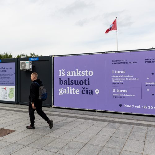 Išankstinio balsavimo punktas Lukiškių aikštėje  © P. Peleckio / BNS nuotr.