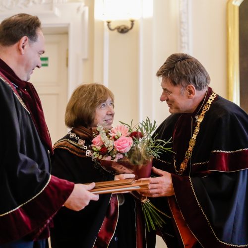 S. Aleksijevič įteiktos VDU Garbės daktaro regalijos  © T. Biliūno / BNS nuotr.