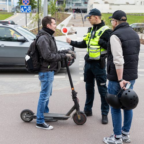 Tikrinami paspirtukininkai.  © P. Peleckio/BNS nuotr.