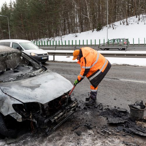 Vilniuje kelionės metu užsidegė automobilis  © P. Peleckio/BNS