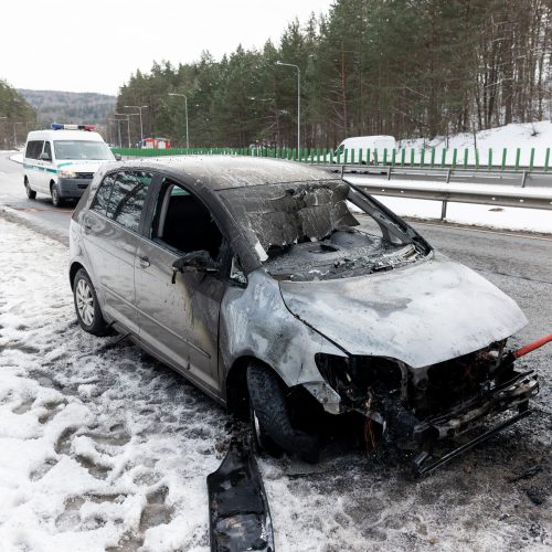 Vilniuje kelionės metu užsidegė automobilis  © P. Peleckio/BNS