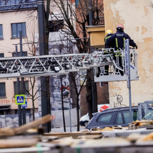 Gautas iškvietimas dėl degančio Kauno muzikinio teatro stogo  © Justinos Lasauskaitės nuotr.