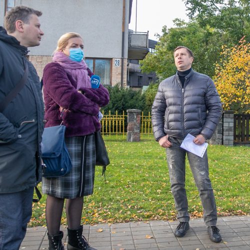 Žmonės susirinko pasirašyti peticiją dėl griaunamo Perkūno alėjos namo  © Justinos Lasauskaitės nuotr.