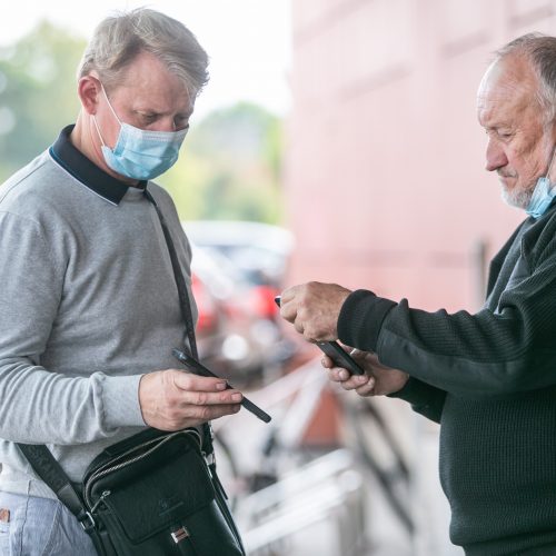 Kauno prekybos centruose tikrinami galimybių pasai  © Justinos Lasauskaitės, Vilmanto Raupelio nuotr.