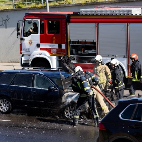 Vilniuje užsiliepsnojo „Audi“  © L. Balandžio / BNS nuotr.