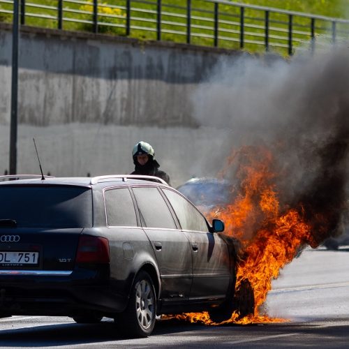 Vilniuje užsiliepsnojo „Audi“  © L. Balandžio / BNS nuotr.