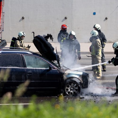 Vilniuje užsiliepsnojo „Audi“  © L. Balandžio / BNS nuotr.