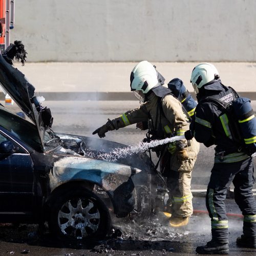 Vilniuje užsiliepsnojo „Audi“  © L. Balandžio / BNS nuotr.