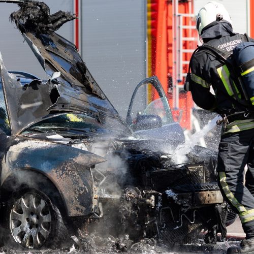 Vilniuje užsiliepsnojo „Audi“  © L. Balandžio / BNS nuotr.